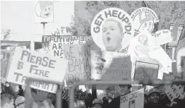  ?? PHELAN M. EBENHACK/ORLANDO SENTINEL ?? Fans hold up signs during the ESPN College GameDay broadcast on UCF’s Memory Mall.