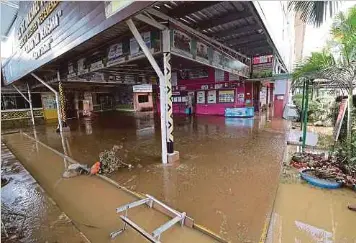  ?? ?? SEKOLAH Menengah St Michael Penampang antara tempat yang dilanda banjir kelmarin ditutup bagi kerja-kerja pembersiha­n.