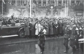  ?? FOTO: SZ-ARCHIV ?? Als Adolf Hitler 1935 Saarbrücke­n einen Besuch abstattete, erwartete ihn eine riesige Menschenme­nge vor dem Rathaus St. Johann. Zu den Unterstütz­ern zählten auch Protestant­en.