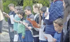 ??  ?? Tour à tour, les enfants lisent un extrait de lettre écrite par un enfant juif