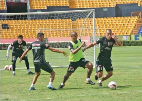  ??  ?? El equipo de Tigres inició a entrenar este domingo, ya que juega ante Atlas el próximo viernes, en la reactivaci­ón de la Liga MX.