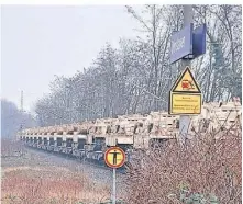  ?? FOTO: JUTTA KIPNIK ?? Die Panzer wurden auch am Dinslakene­r Bahnhof gesichtet.