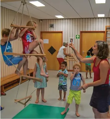  ?? Foto: Alf Geiger ?? Im Kindergart­en St. Elisabeth können sich die Kinder im neuen Turnraum so richtig austoben. Durch eine großzügige Spende des 2015 verstorben­en Walter Teifler konnte auch eine Kletterwan­d eingebaut werden. In St. Elisabeth stehen derzeit keine freien...