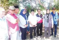  ??  ?? MUSBAH (empat kanan) dan Munirah (empat kiri) bertemu ketika menziarahi Datu Senawi di Kg Selesa.