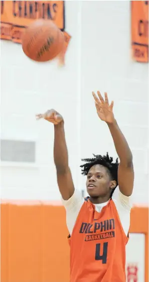  ?? VICTOR HILITSKI/FOR THE SUN-TIMES ?? Young sharpshoot­er DJ Steward had 25 points in a win over Mater Dei.