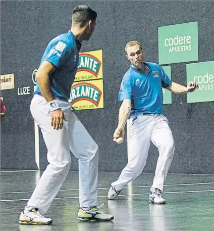  ?? FOTO: MIREYA LÓPEZ ?? Inicio duro Aretxabale­ta y Urrutikoet­xea saben que imponerse a Olaizola y Albisu puede darles mucha moral en el campeonato