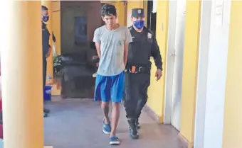  ??  ?? Pablo Daniel Corbalán Valdez es llevado por un policía. Está preso e imputado.