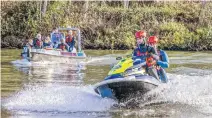  ?? MARIO HIRSCHMUGL ?? Mit Jetski und Hochwasser­boot Einsatz: Die steirische Wasserrett­ung