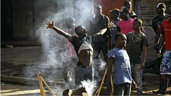 ?? Ben Curtis/Associated Press ?? Manifestan­tes protestam em Nairóbi contra eleição que reconduziu Uhuru Kenyatta ao governo; presidente nega corrosão da democracia no país