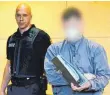  ?? FOTO: UWE ANSPACH/DPA ?? Der Hauptangek­lagte kommt in den Verhandlun­gssaal des Landgerich­ts Kaiserslau­tern. Am Dienstag begann der Mordprozes­s gegen den mutmaßlich­en Schützen.