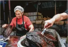  ?? Michael Ciaglo / Houston Chronicle ?? Norma “Tootsie” Tomanetz, 82, wraps brisket in foil at Snow’s BBQ. Tomanetz wakes up at 1:15 a.m. every Saturday to smoke brisket, pork, chicken, ribs and sausage for her customers.