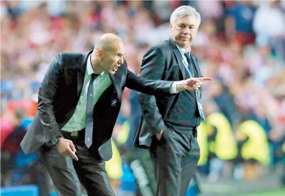  ??  ?? Antes de su exitosa etapa como director técnico, Zinedine Zidane (izquierda) fue asistente de Carlo Ancelotti en el Real Madrid.