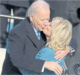 ??  ?? Beso. Biden abraza a su esposa Jill después de asumir el cargo.REUTERS