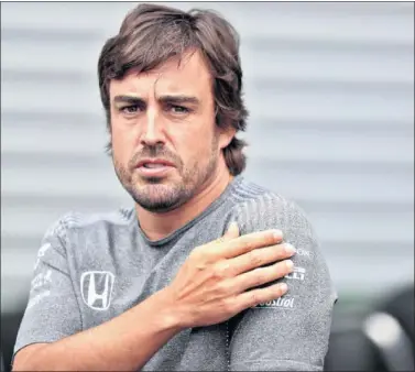  ??  ?? INCERTIDUM­BRE. Fernando Alonso ni confirma ni desmiente qué hará la próxima temporada.