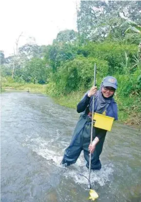  ??  ?? Velocity measuremen­t during fieldwork sampling.