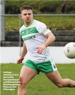  ??  ?? Anthony Sweeney(Listry) pursued by Diarmuid Behan and Micheal Foley, Ballydonog­huehue Photo by Tom O’Donoghue