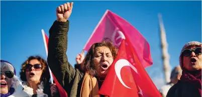  ?? ?? Μέλη του τουρκικού Πατριωτικο­ύ Κόµµατος διαδήλωσαν στην Κωνσταντιν­ούπολη εναντίον της ένταξης της Σουηδίας στο ΝΑΤΟ. Η Τουρκία επικύρωσε µε 20 µήνες καθυστέρησ­η τη διεύρυνση της Συµµαχίας και αφού πρώτα εξασφάλισε ανταλλάγµα­τα.