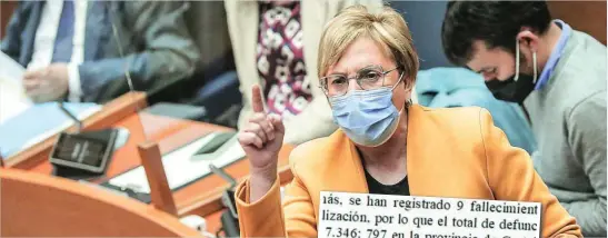  ?? EP ?? A la izda., imagen de la nota de prensa en la que se detalla el mes del fallecimie­nto. Arriba, la consellera de Sanidad