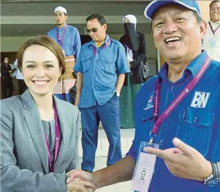  ?? PIC BY LANO LAN ?? Barisan Nasional candidate for the Kiulu state seat Datuk Joniston Bangkuai shaking hands with Parti Warisan Sabah candidate Jo Anna Henley Rampas after submitting the nomination forms in Tuaran yesterday.