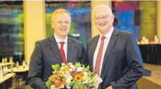  ?? FOTO: SVBW/INES RUDEL ?? Der Neue und der Alte: Matthias Neth (links) wird am 1. Mai 2024 das einflussre­iche Amt des Sparkassen­präsidente­n in Baden-Württember­g von Peter Schneider übernehmen.