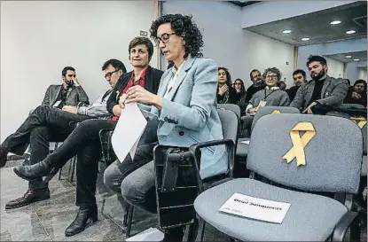  ?? DAVID AIROB / ARCHIVO ?? Marta Rovira junto al asiento reservado a Oriol Junqueras en una reciente reunión de ERC