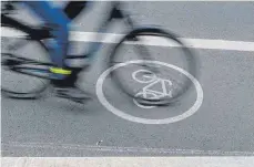  ?? ARCHIVFOTO: SEBASTIAN WILLNOW/DPA ?? Ein Fahrradfah­rer fährt auf dem Radfahrstr­eifen: Die Stadt Ravensburg will den Radverkehr künftig stärken.