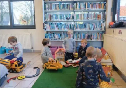  ?? FOTO JAN BRYS ?? Kinderen van twee kleuterkla­ssen worden opgevangen in de wijkbib.