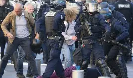  ?? (Photo F. Vignola) ?? La septuagéna­ire, militante d’Attac, avait été grièvement blessée à Nice lors de l’interventi­on de la police en marge d’une manifestat­ion de « gilets jaunes » en mars .