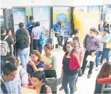  ?? FOTO: W. ESCOTO. ?? DEMANDA. Las oficinas y alrededore­s de la Bolsa de Empleo fueron saturadas por los aspirantes.