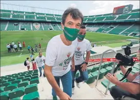  ?? FOTO: EFE ?? Pacheta, en el acto de celebració­n del ascenso en el Martínez Valero