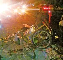  ?? DÍAZ ?? Un automóvil fantasma terminó con la existencia de un trabajador de la Central de Abastos de Altamira cuando se desplazaba a bordo de un triciclo de carga/MIGUEL