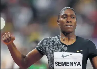  ??  ?? Caster Semenya hace un gesto triunfal: la sudafrican­a volvió a competir en su país en una prueba de 300.