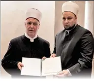  ?? ?? Reisul-ulema je prilikom posjete džematu u Kölnu uručio i dekret glavnom imamu Islamske zajednice Bošnjaka u Njemačkoj Aldin-ef. Kusuru