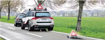  ??  ?? Am Strassenra­nd stehen geblieben: Das Pannendrei­eck stellt sich selbst auf.