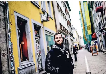  ?? FOTO: ANDREAS BRETZ ?? DJ Papa Paul (29) legt im Cube auf. Immer abwechseln­d gibt es am ersten Freitag im Monat Hip-Hop oder Funk und Soul. Die beiden Musikricht­ungen, die er selbst am meisten liebt.