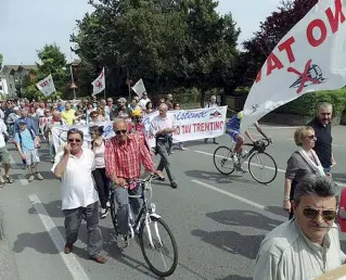  ??  ?? La protesta I contrari alla realizzazi­one del tratto del Treno ad Alta Velocità ieri durante la manifestaz­ione che si è svolta a Castelnuov­o. Nonostante gli appelli alla mobilitazi­one hanno sfilato in 400, molti meno rispetto al precedente corteo