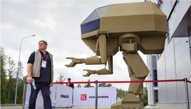  ?? Foto: dpa/Pavel Golovkin ?? Modell eines ferngesteu­erten Systems vom Hersteller Kalaschnik­ow während des internatio­nalen militärisc­hen und technische­n Forums Armee 2018 im russischen Alabino bei Moskau.