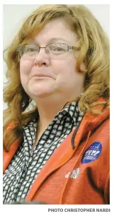  ??  ?? Joanne Cranao avait les larmes aux yeux lorsqu’elle a annoncé au comité républicai­n local de Beaver County qu’elle voulait s’impliquer avec eux pour la première fois.