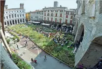  ??  ?? Piazza Vecchia durante i Maestri del Paesaggio