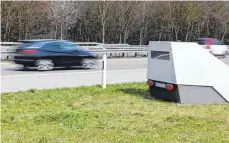  ?? FOTO: HECKMANN ?? Der „Neuzugang“wurde direkt neben der B 10 an der Autobahnau­sfahrt UlmWest in Fahrtricht­ung Ulm abgestellt.