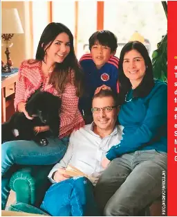  ??  ?? “A mi familia, a Caro, Mari y Tomi por todo, son mi vida”, dice la primera frase de los agradecimi­entos finales a su esposa, Carolina Soto, y sus hijos, Mariana Gaviria Urrea y Tomás Gaviria Soto.