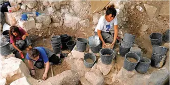  ??  ?? Israeli archeologi­sts work at the site.