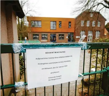  ?? Foto: Henning Kaiser, dpa ?? Im Kreis Heinsberg bleiben Kindergärt­en und Schulen geschlosse­n. In dem Landkreis in Nordrhein-Westfalen stehen rund 400 Menschen unter häuslicher Quarantäne.