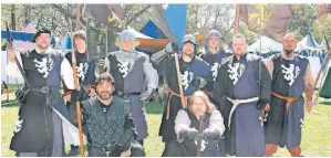  ?? ?? Zurück ins Mittelalte­r: Junge Ritter, blitzende Schwerter und altes Handwerk zu Gast auf Wassserbur­g Haus Graven. FotoLeones Pugnae