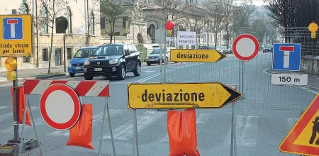  ??  ?? Estate calda Cantieri in strada, in questi mesi ne sono previsti circa 300 tra asfaltatur­e e interventi dell’Agsm