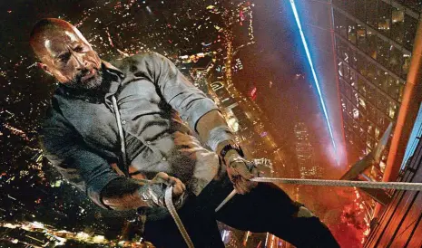  ?? Foto: CinemArt ?? Posilovna Dwayne Johnson si ji zařídil na stěnách mrakodrapu. Jiný účel stejnojmen­ný akční snímek očividně nemá.