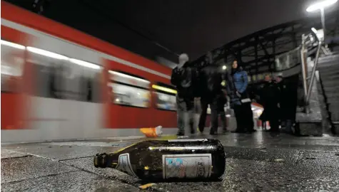  ?? Foto: Tobias Hase, dpa ?? Eine leere Bierflasch­e am Bahnsteig zählt noch zu den kleinsten Problemen an bayerische­n Bahnhöfen. Pöbeleien, Schlägerei­en und andere Straftaten unter Alkoholein­fluss sind die größeren. Immer mehr Städte reagieren nun mit Verboten.