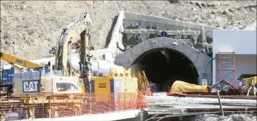  ?? (Ph C.D.) ?? Au coeur des débats : les travaux du (nouveau) tunnel de Tende, à l’arrêt depuis presque un an (photo ci-dessus), et les problèmes rencontrés dans le tube préexistan­t, coupé  jours à la circulatio­n début mai.