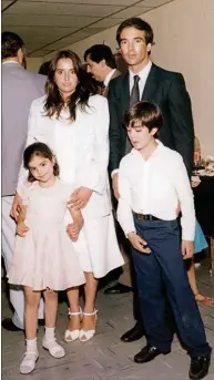  ??  ?? LAZOS DE SANGRE. Pichetto en los '80, con sus hijos Carolina y Juan Manuel y su esposa María Teresa. A la izquierda, sus herederos hoy.