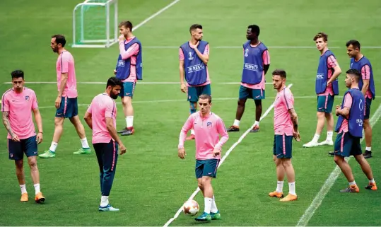  ?? — AFP ?? Atletico Madrid players train at the Wanda Metropolit­an Stadium in Madrid ahead of Wednesday’s Europa League final against Marseille in Lyon.